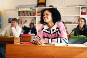 Een klas zit klaar voor een toets