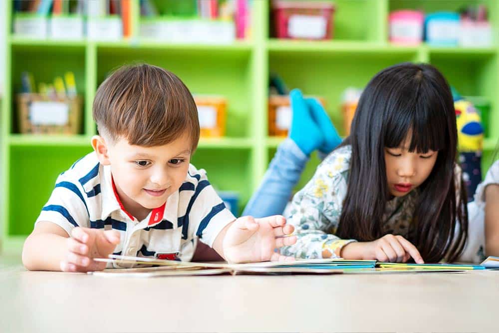 Twee kinderen lezen een AVI-boekje