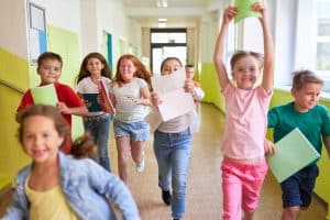 Groepje kinderen loopt naar buiten