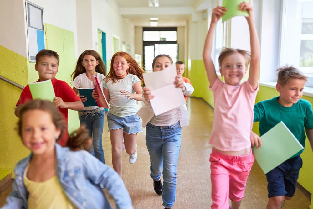 Groepje kinderen loopt naar buiten