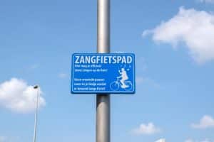 Een verkeersbord met de tekst 'zangfietspad'