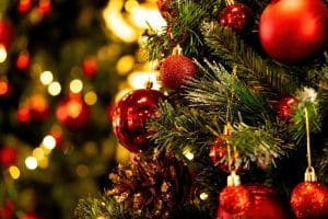 Een kerstboom met rode kerstballen