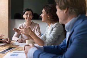 Drie leerkrachten overleggen tijdens een studiedag