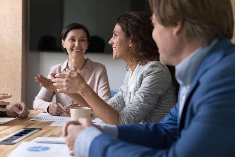 Drie leerkrachten overleggen tijdens een studiedag