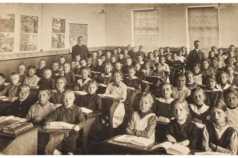 Een vintage foto van een overvolle schoolklas