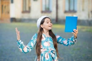 Een kind draagt poëzie voor op het schoolplein
