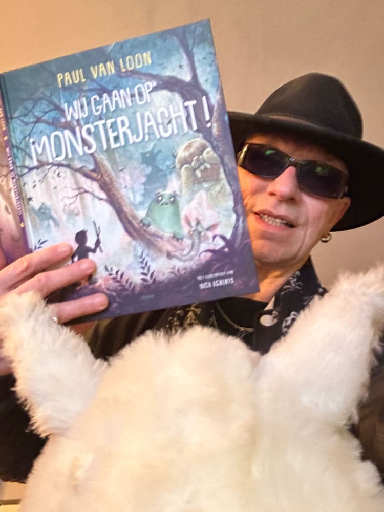 Paul van Loon met zijn nieuwe boek Wij gaan op Monsterjacht