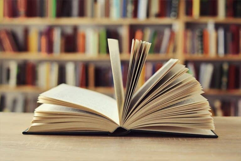 Een boek ligt open in de schoolbibliotheek