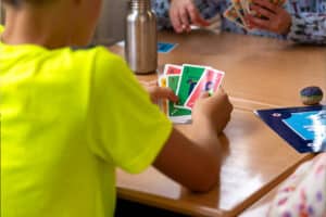 Een kind speelt bridge op school