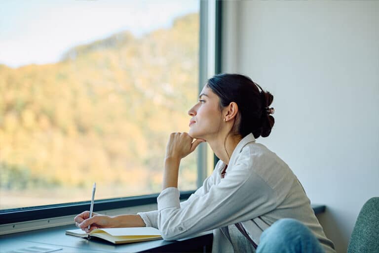 Een docent kijkt nadenkend uit het raam