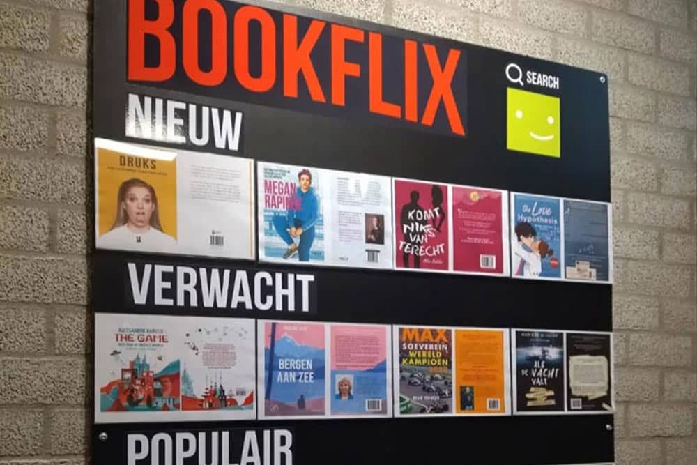 Een Bookflix muur in de mediatheek