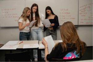 Enkele jongeren werken samen aan de themales #GeefVrijheidDoor