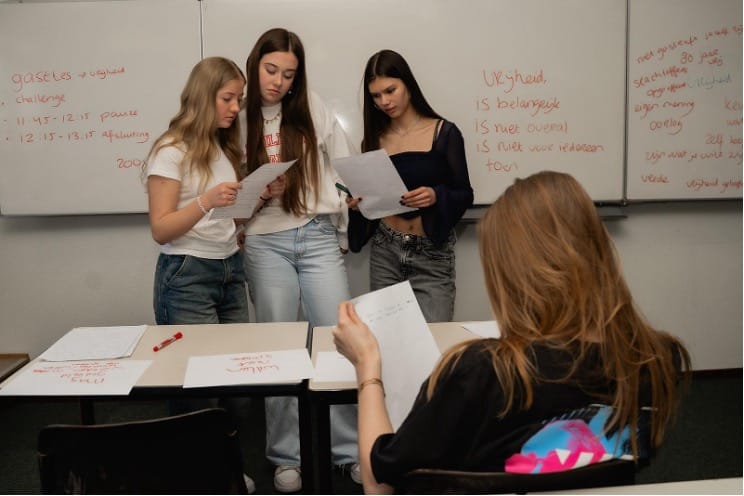 Enkele jongeren werken samen aan de themales #GeefVrijheidDoor