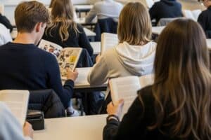 Een klas tieners leest een boek aan het begin van de les