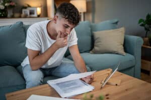 Een student bekijkt een tekst en maakt gebruik van leesstrategieën.