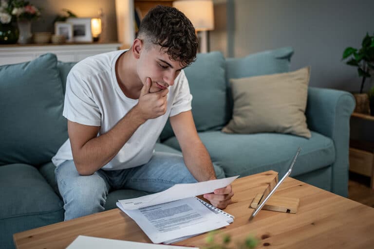 Een student bekijkt een tekst en maakt gebruik van leesstrategieën.