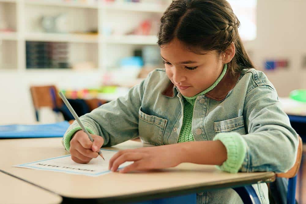 Een kind schrijft in de klas