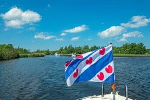 De Friese vlag wappert in de wind