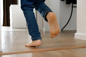 Een kind rent door de huiskamer omdat het bijna te laat is voor school