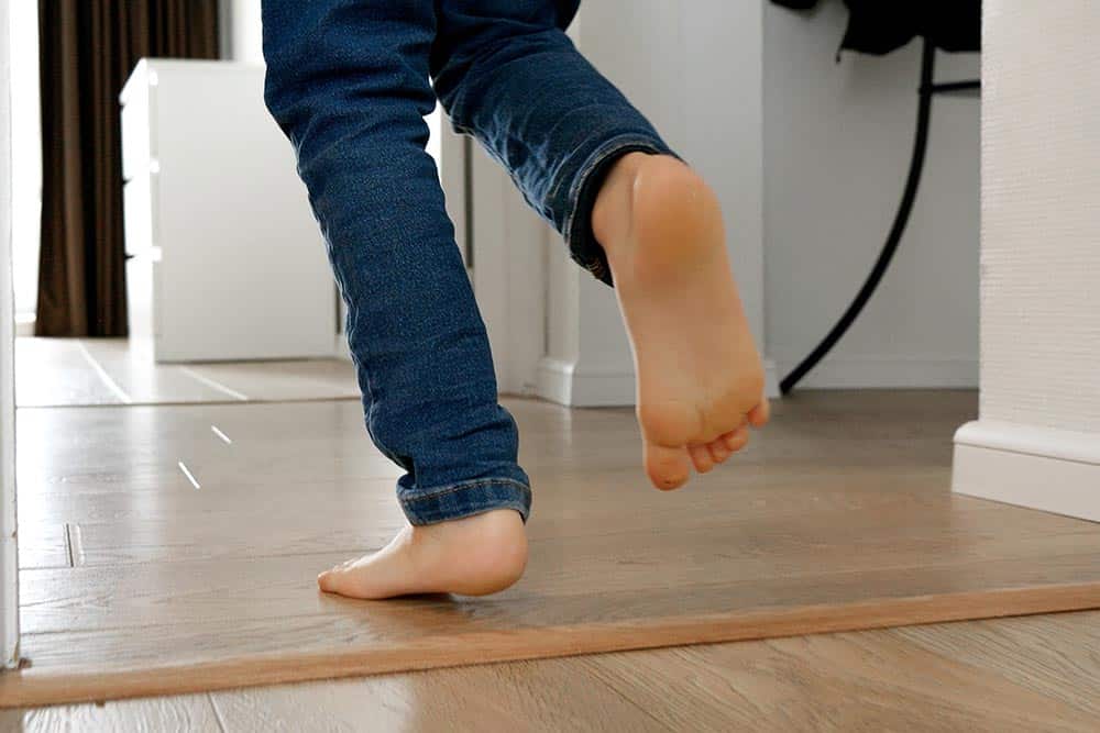 Een kind rent door de huiskamer omdat het bijna te laat is voor school