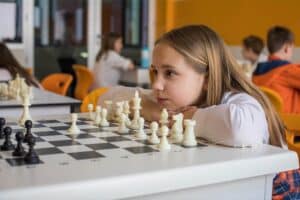 Een kind schaakt op school