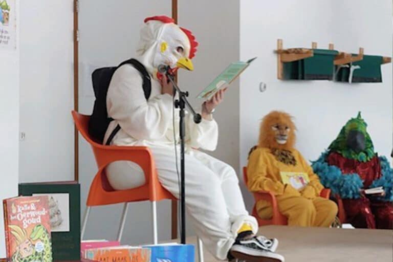 Een kip leest voor tijdens The masked reader op school