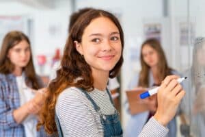 Een leerling maakt een som op het bord