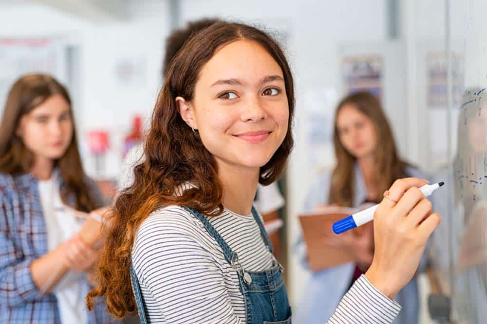 Een leerling maakt een som op het bord