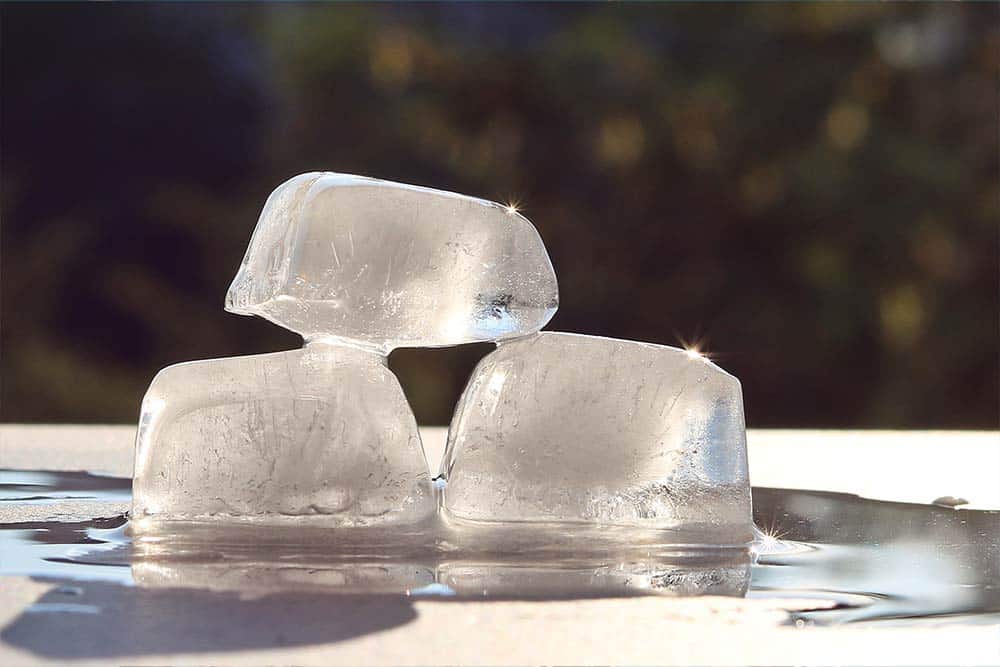 Ijsblokjes smelten in de zon