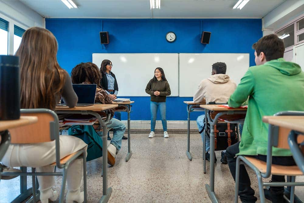 Een mbo-student pitcht een maatschappelijke oplossing voor haar klas