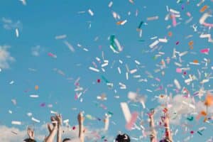 Confetti en zwaaiende kinderen