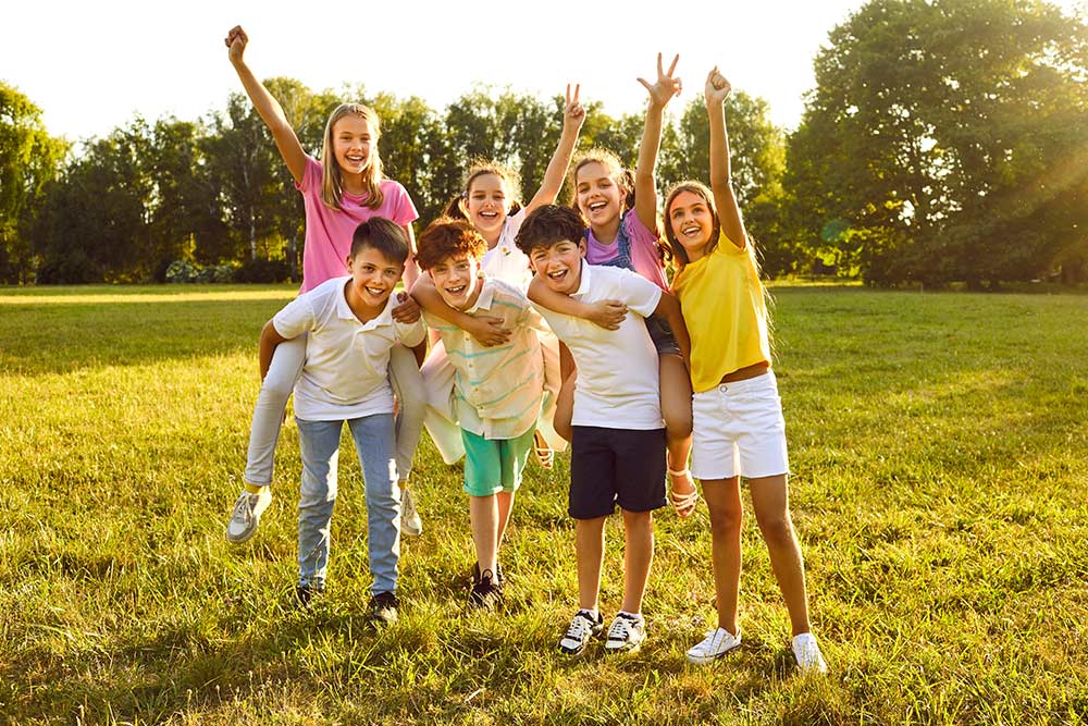 Een groepje vrolijke kinderen poseert voor een foto tijdens het schoolkamp