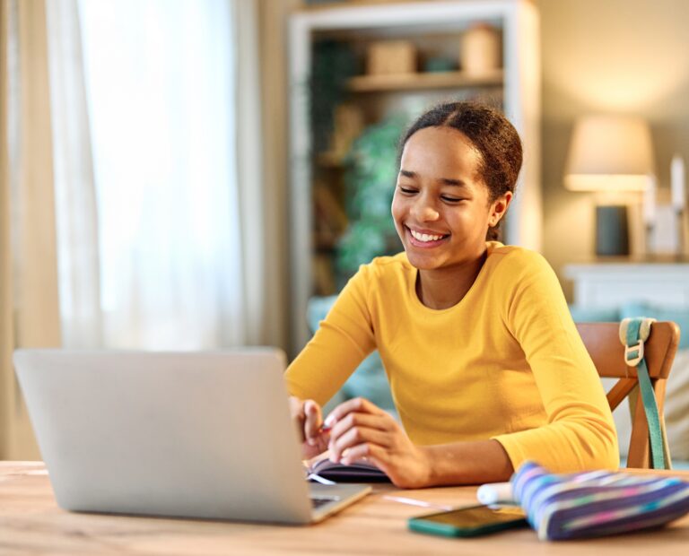 Een leerling maakt huiswerk op haar laptop met behulp van Mr. Chadd