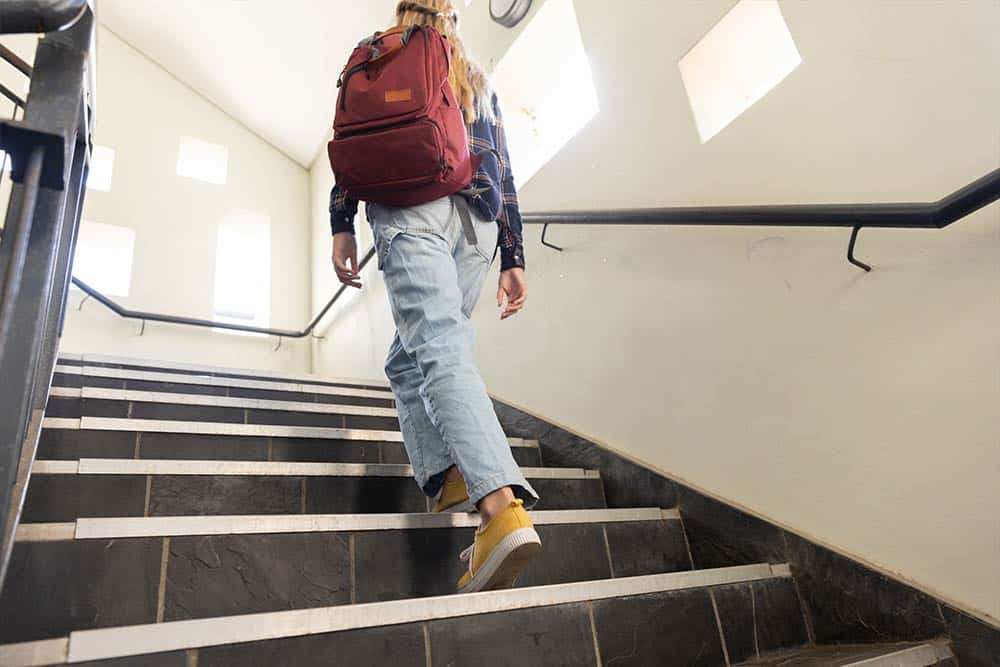 Een leerling loopt de trap op