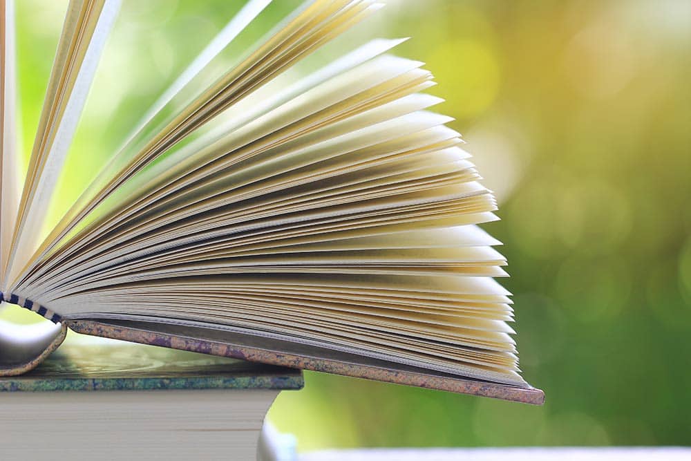 Een boek dat buiten ligt