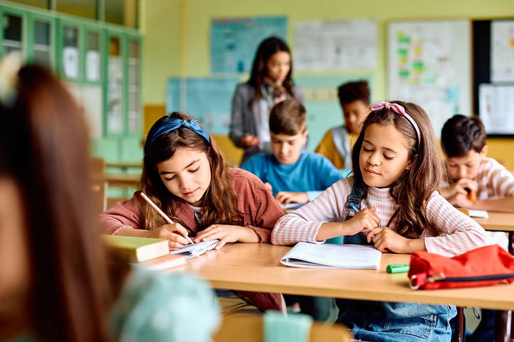 Kinderen aan het werk in de klas