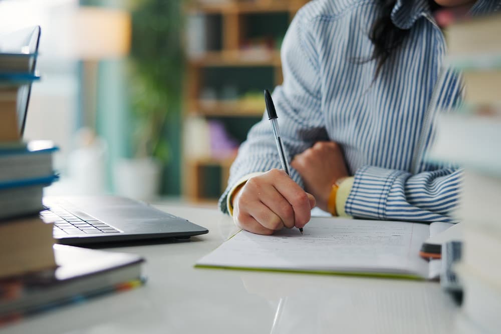 Leerling bereidt zich voor op het eindexamen met behulp van examenspreekuren