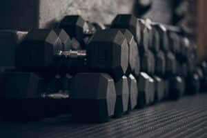 Een stapel dumbbells als teken voor de Manosfeer die ook zichtbaar is in de klas