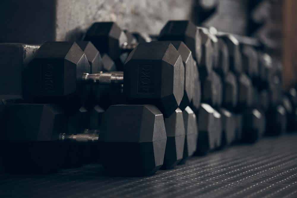 Een stapel dumbbells als teken voor de Manosfeer die ook zichtbaar is in de klas