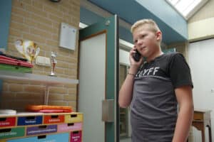 Johannes is als conciërge aan de telefoon
