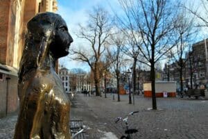 Een standbeeld van Anne Franks