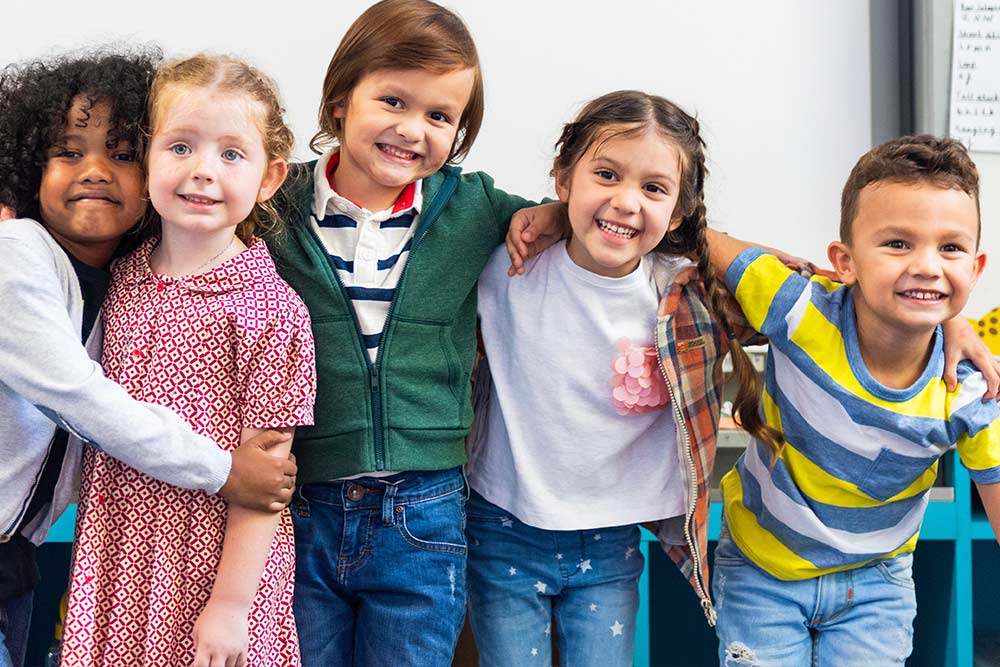 Kinderen poseren tijdens een energizer in de klas