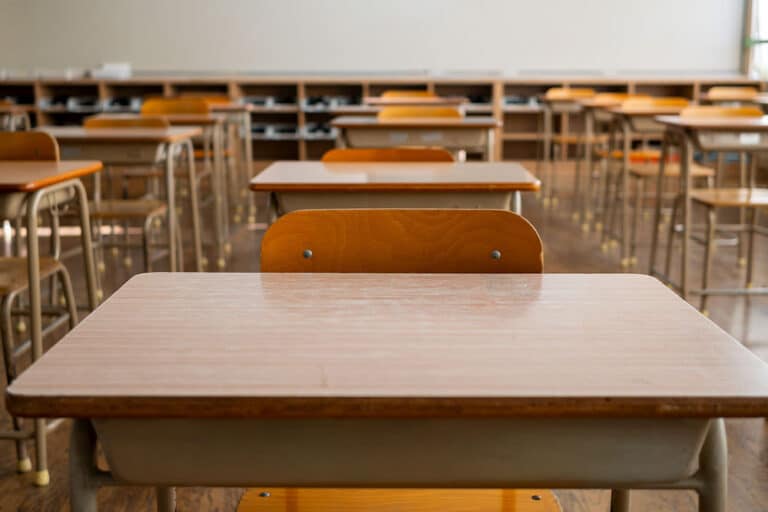 Een lege schoolklas tijdens de zomervakantie