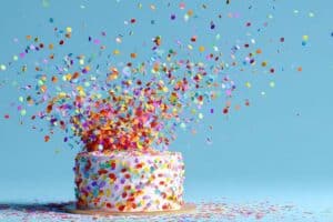 Een taart met confetti voor een verjaardag in de klas