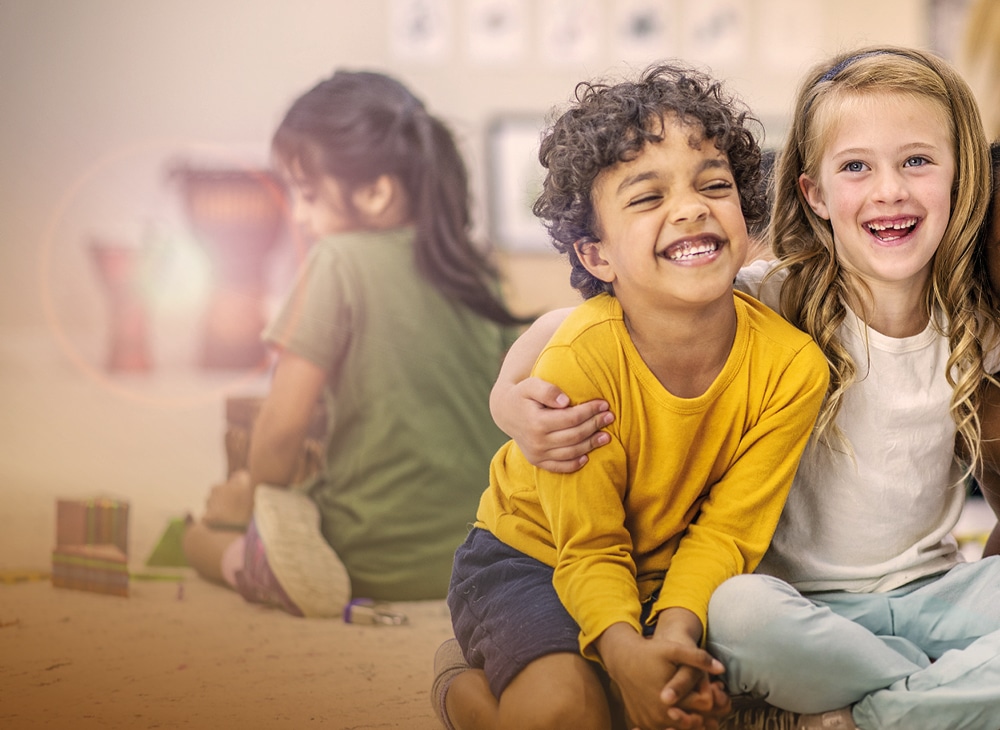 Twee kinderen breed lachend tijdens de gouden weken