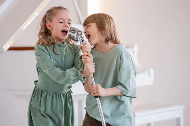 Twee kinderen zingen in een microfoon