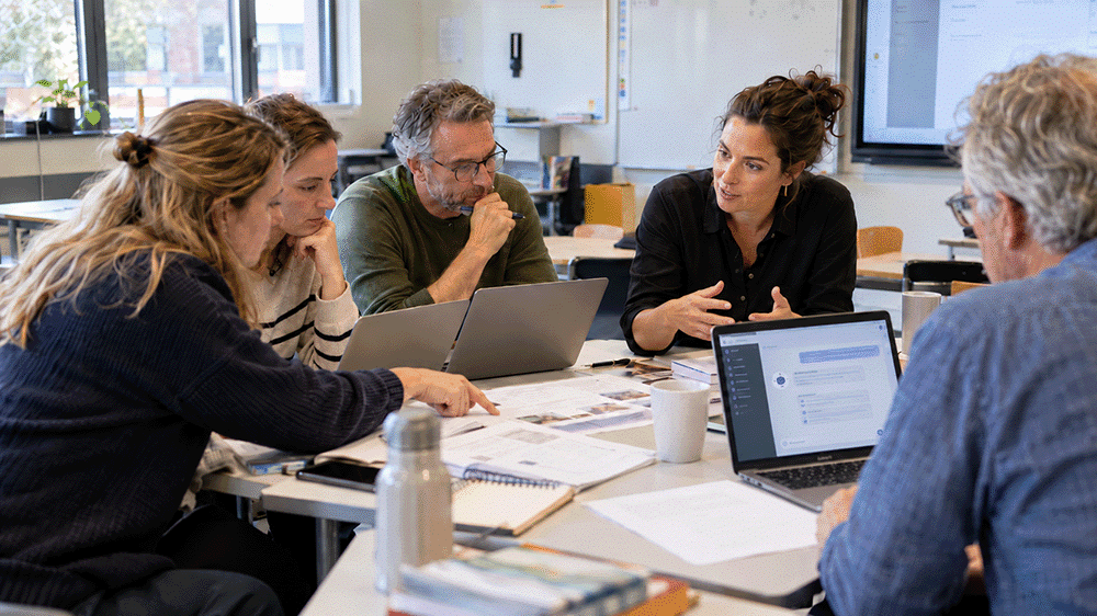 Docenten volgen een workshop over AI