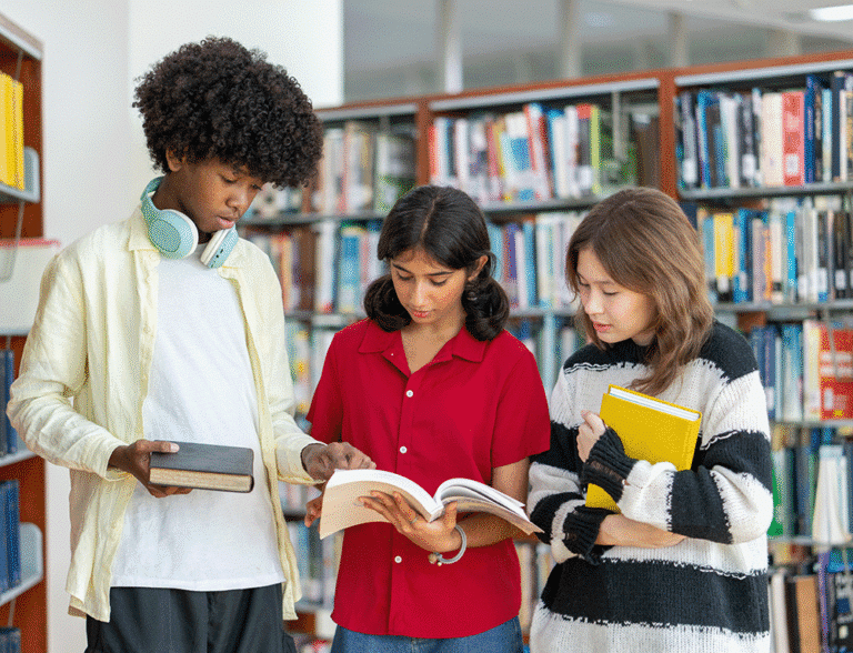 Middelbare scholieren zoeken boeken in de bibliotheek