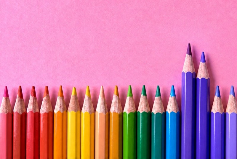 Potloden in regenboogkleuren, de paarse potloden steken uit