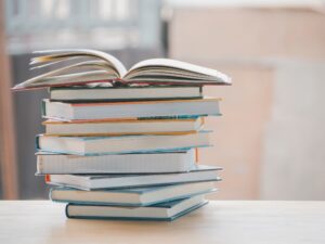Een stapel schoolboeken
